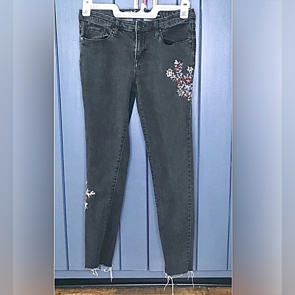 Floral Embroidered Black Raw Hem Skinny Jeans Size 4 Whimsigoth Cottage Goth